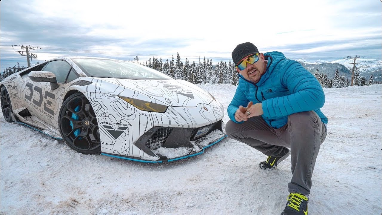 Gros plan sur un pneu hiver de supercar, monté sur une jante noire. La bande de roulement est détaillée, montrant les lamelles et les sculptures profondes.