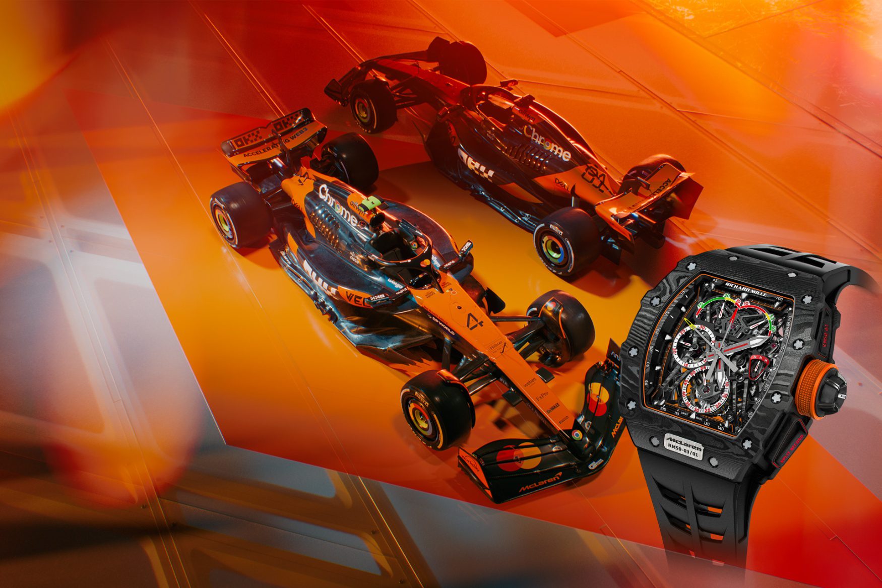 Une montre de luxe sur un gant de course, avec une voiture de Formule 1 McLaren floue en arrière-plan.