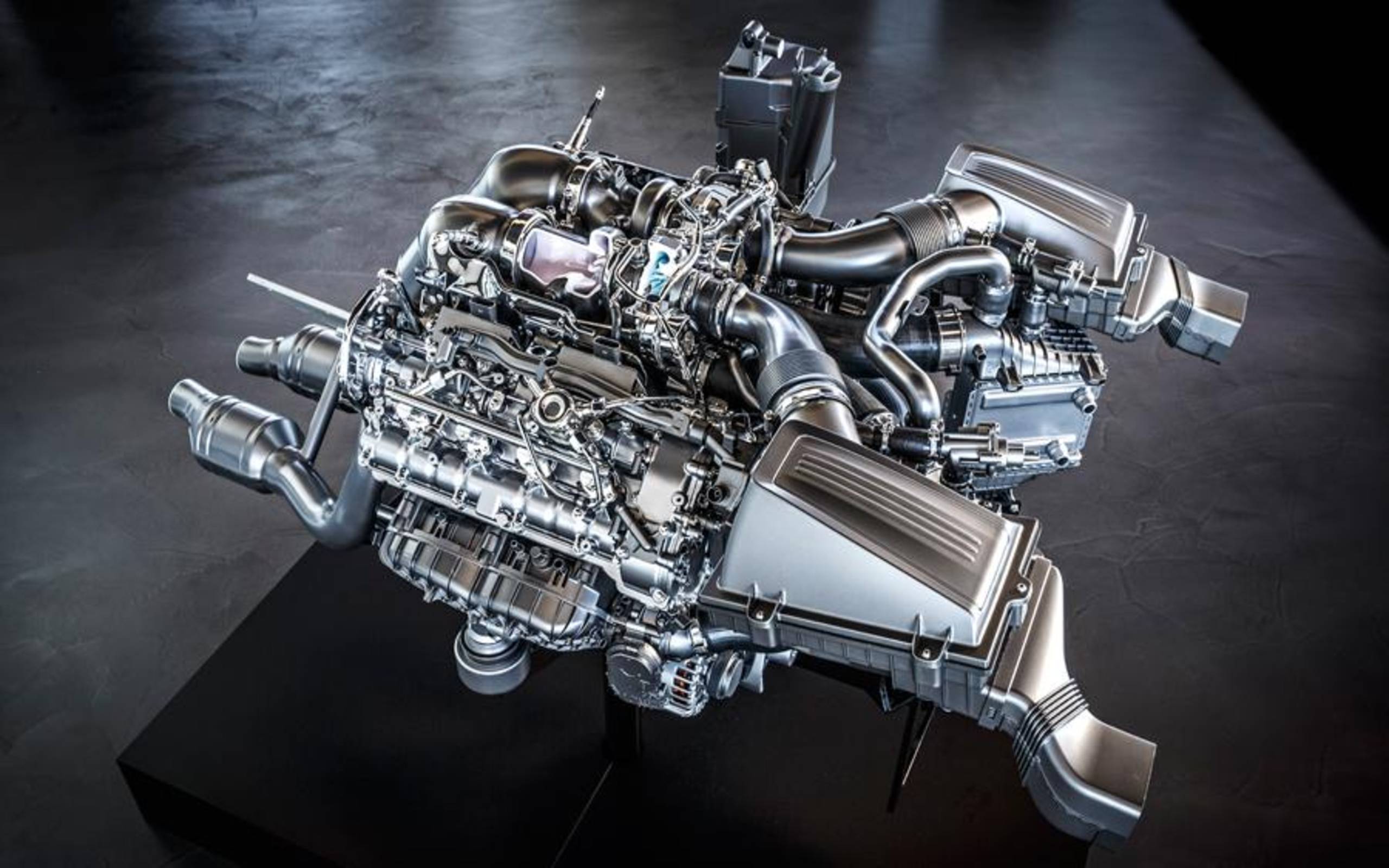 Gros plan sur le moteur V8 biturbo d'une Mercedes-AMG GT, mettant en valeur sa puissance et sa complexité mécanique.