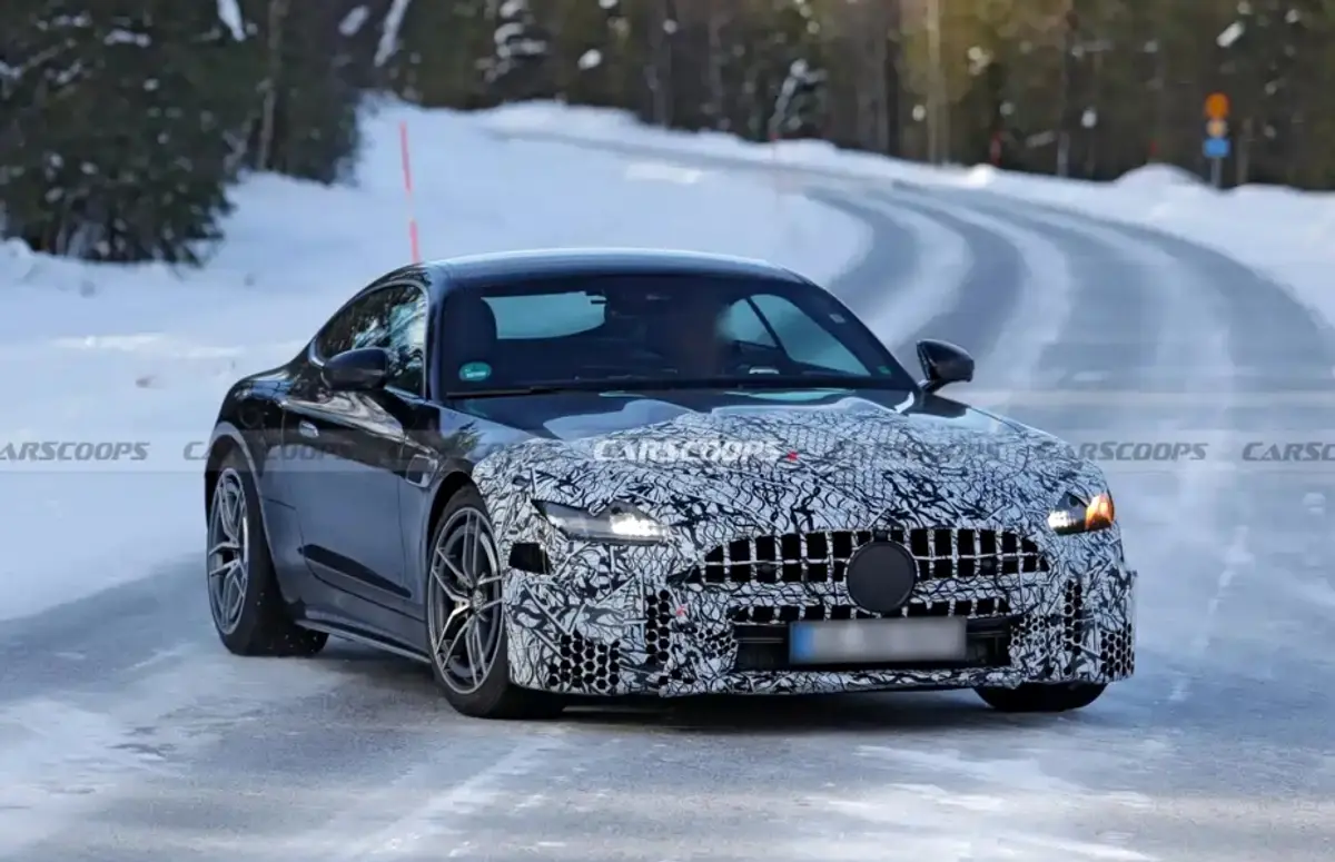 Photographie espion d'une Mercedes-AMG GT radicale camouflée sur un circuit, suggérant une aérodynamique et des performances améliorées.