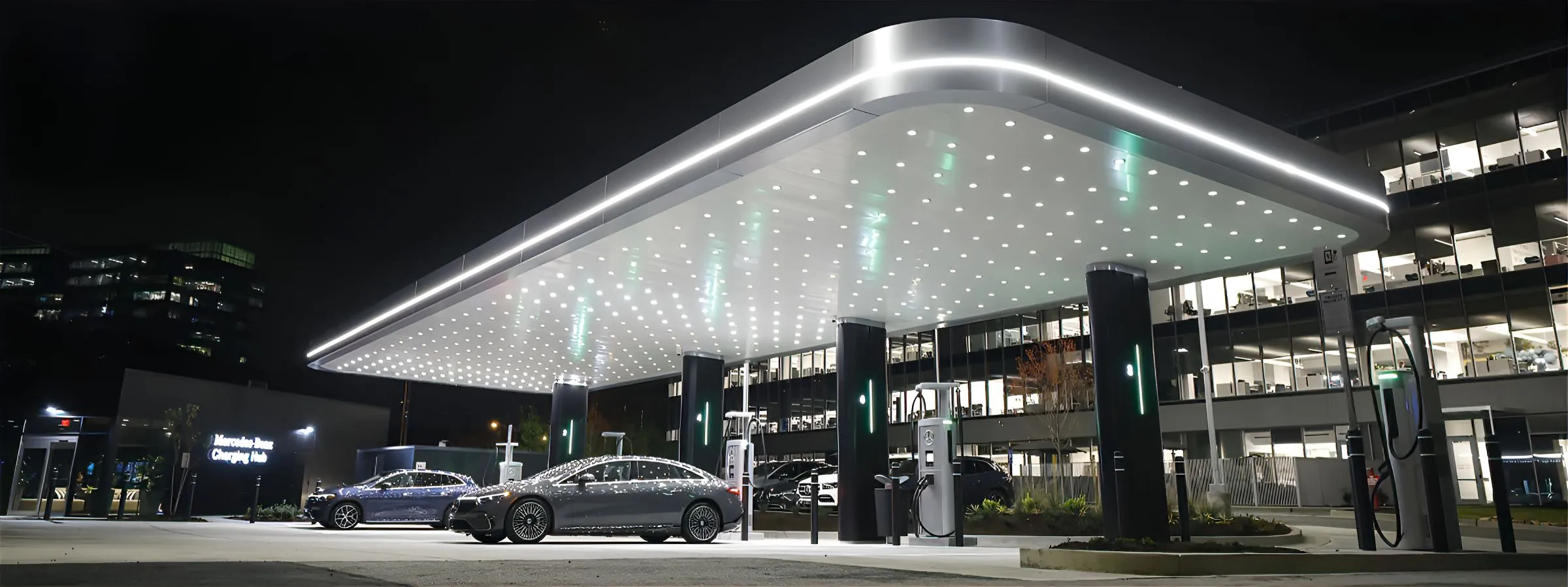 Une voiture électrique AMG en train de se recharger rapidement à une borne de recharge haute puissance, avec un design moderne.