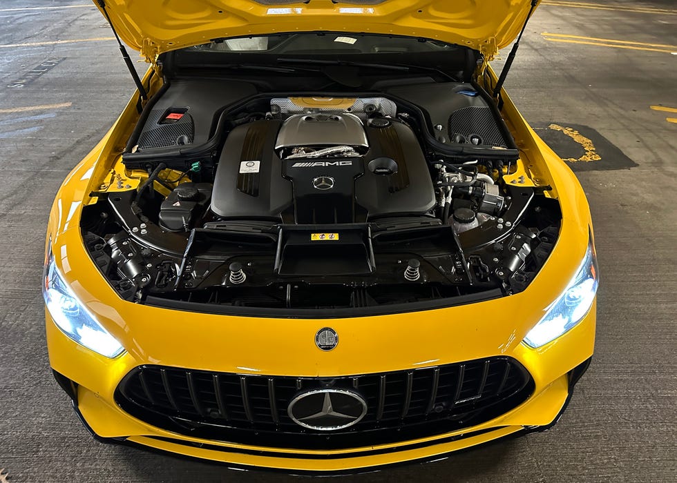 Vue détaillée du moteur hybride de la Mercedes-AMG GT 63 SE 2026, montrant le V8 biturbo et les composants électriques.