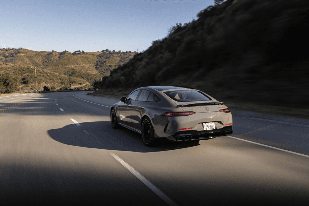 Mercedes-AMG GT 63 SE 2026 en virage sur une piste de course, montrant sa performance sportive.