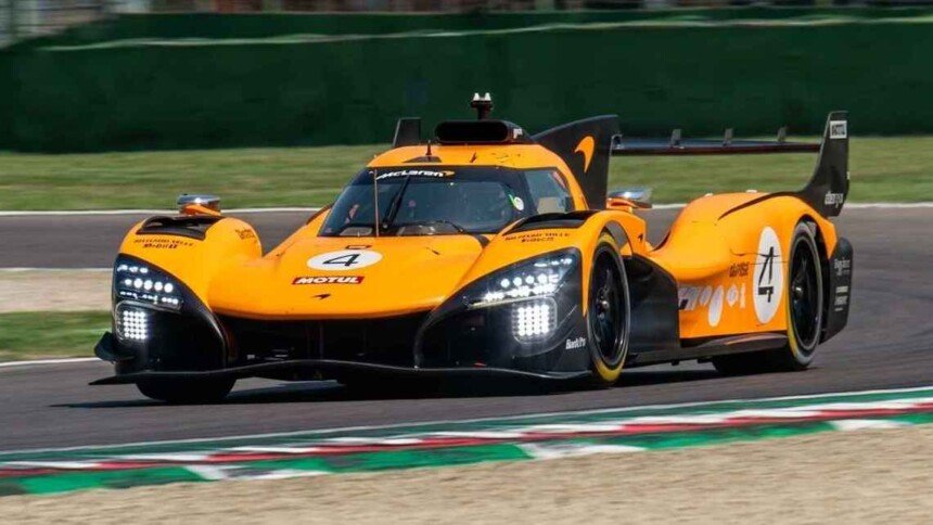 Une McLaren MCL-HY en pleine course sur une piste d'essai privée.