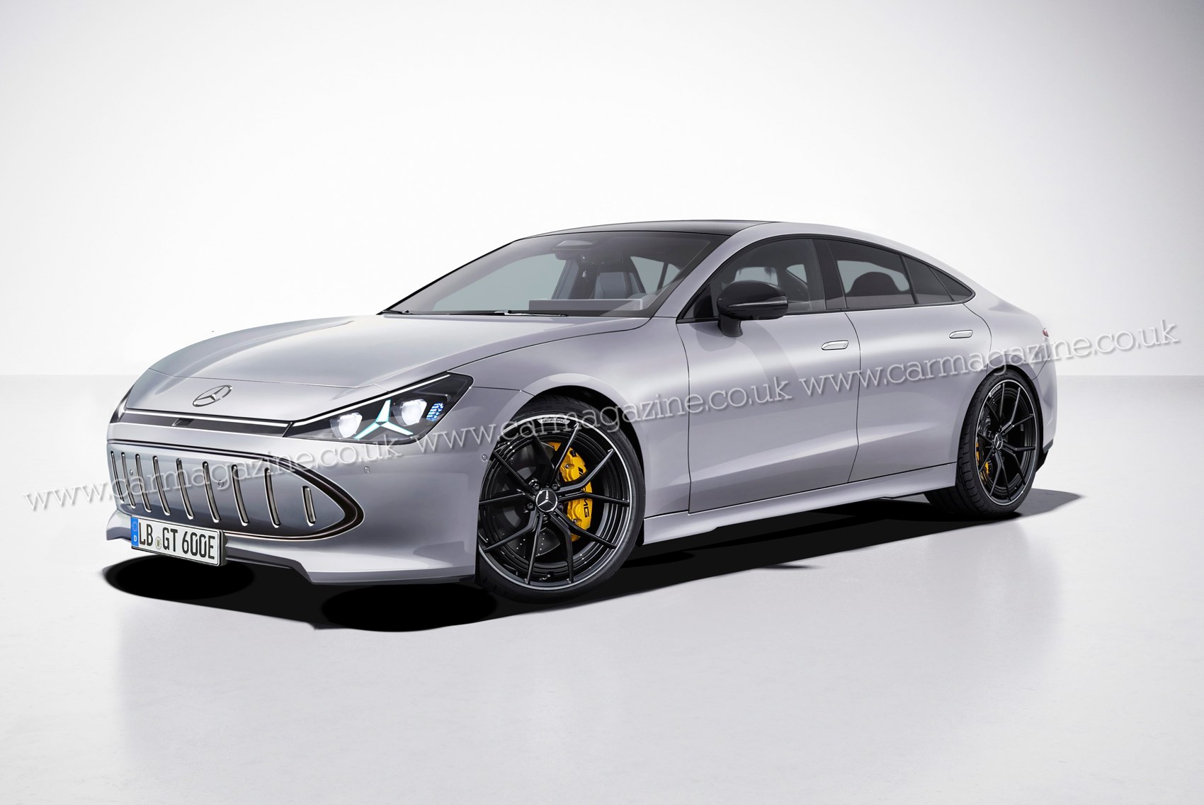 Vue latérale d'une Mercedes-AMG GT Berlina électrique futuriste, mettant en valeur son design aérodynamique et ses lignes agressives sur une plateforme de véhicule électrique.