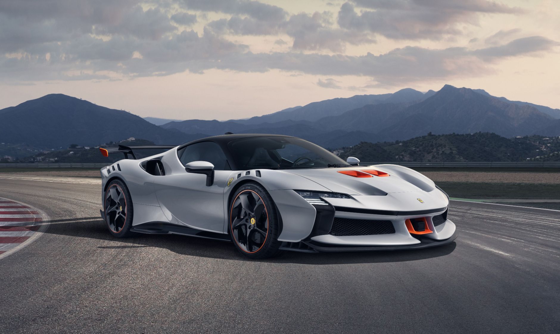 Une Ferrari SF90 Spider argentée garée devant une villa luxueuse sur la Côte d'Azur, avec la mer Méditerranée en arrière-plan.