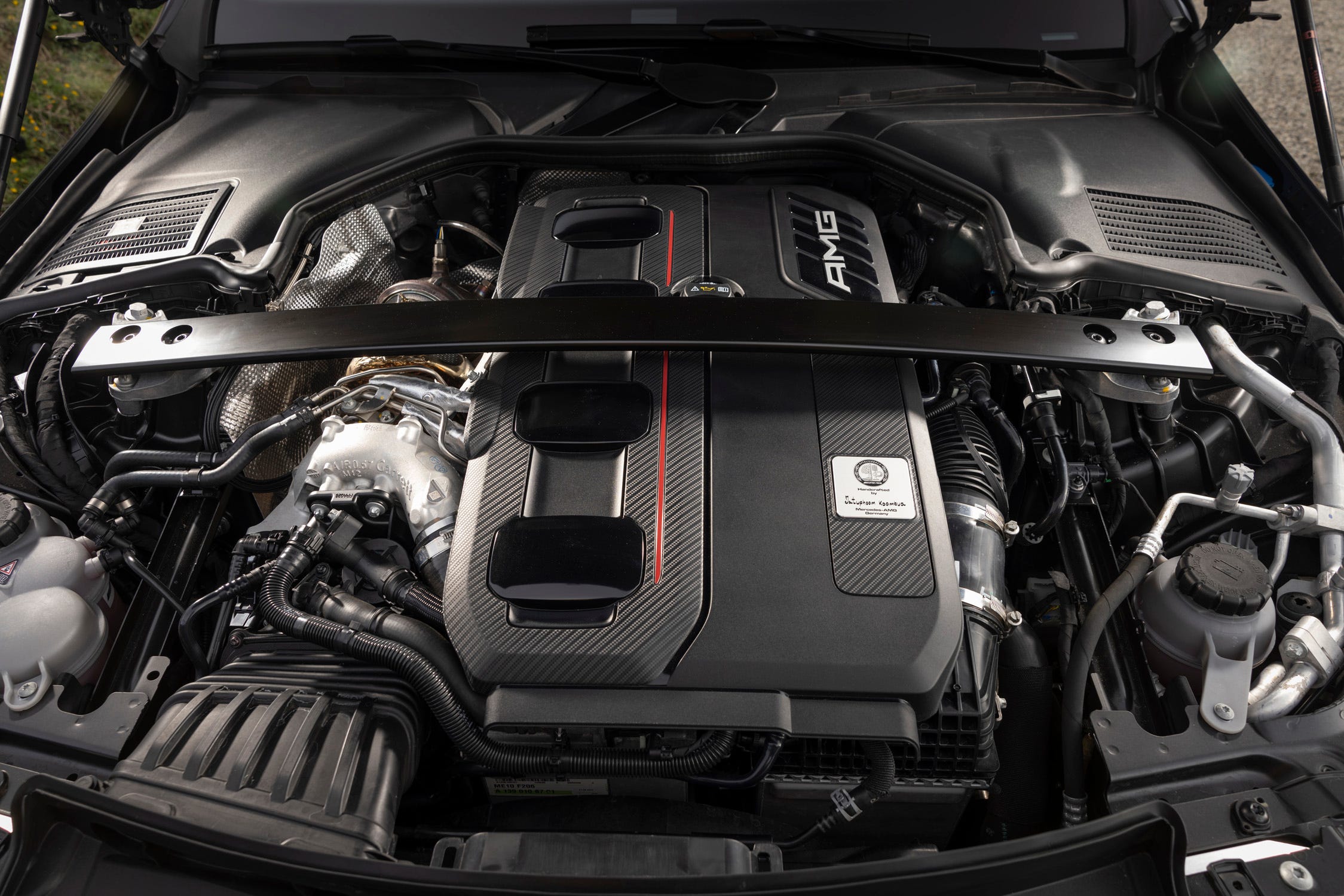 Vue détaillée du moteur quatre cylindres turbo hybride de la Mercedes-AMG C 63 S E Performance.