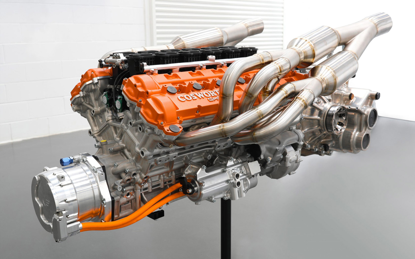 Vue rapprochée d'un moteur de supercar haute performance avec des composants en métal poli et en fibre de carbone.
