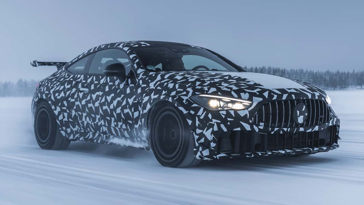 Une Mercedes-AMG CLE Mythos hypothétique, avec des éléments aérodynamiques prononcés et une carrosserie musclée, dans un environnement urbain futuriste au crépuscule.