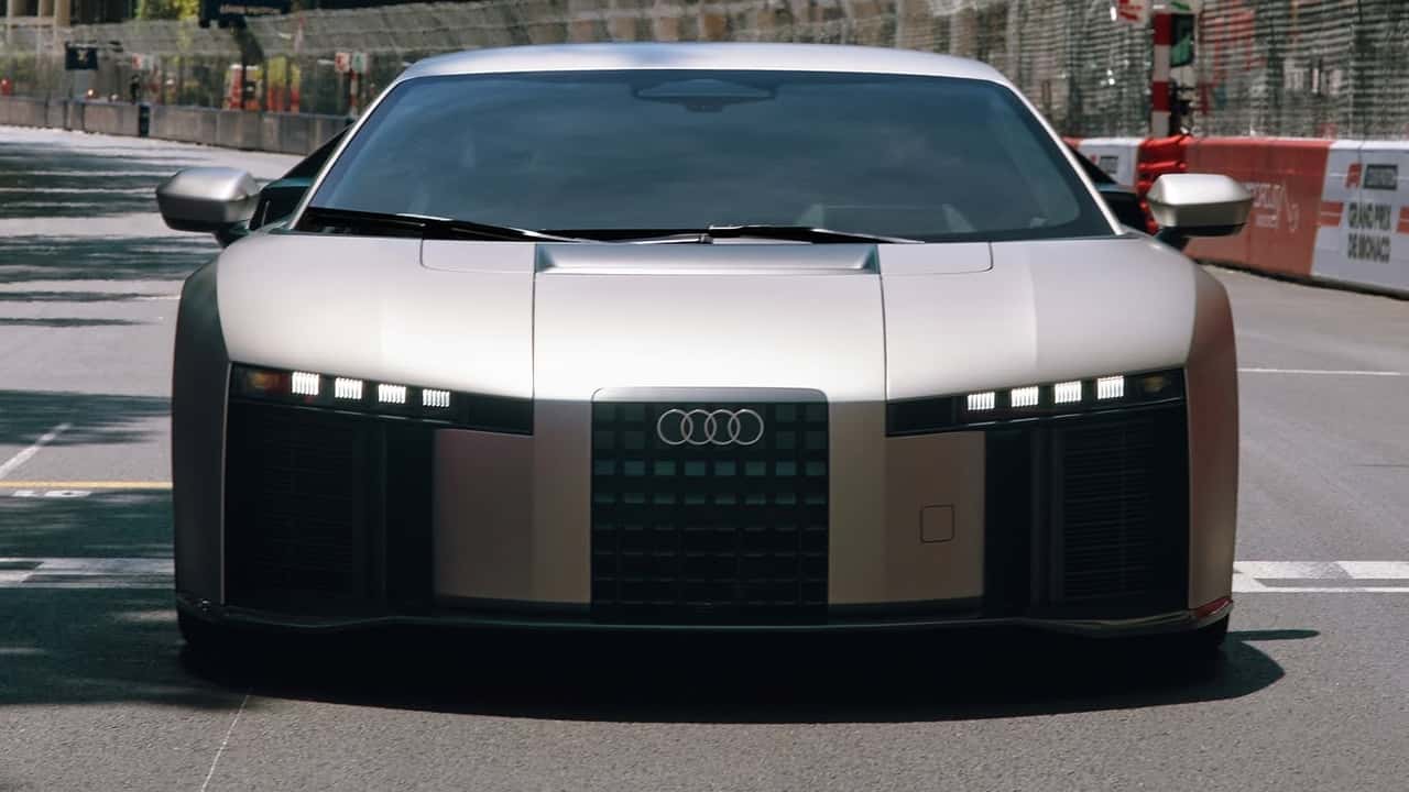 Vue de face de l'Audi Nuvolari, un concept-car gris argenté avec des phares étroits et une grande calandre.