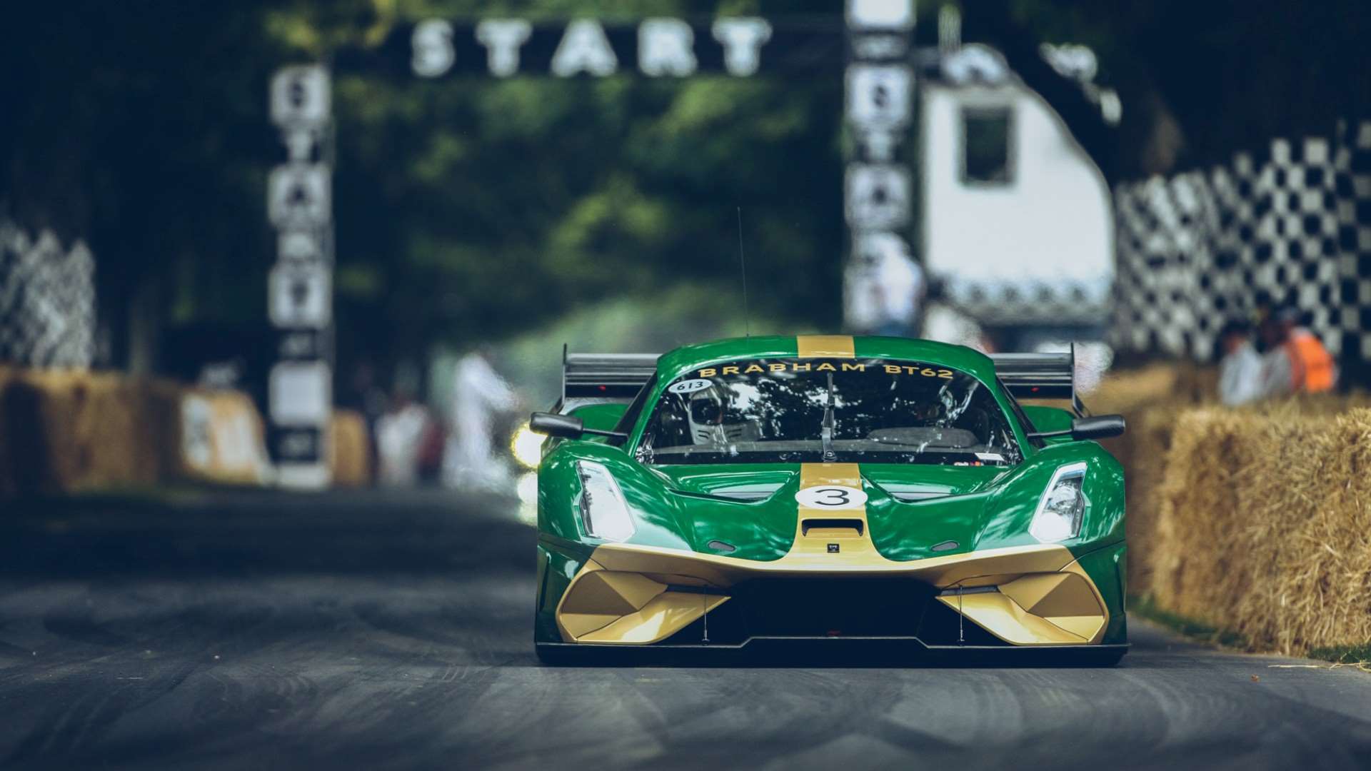 Image d'une supercar de luxe en pleine course sur un circuit, pilotée par un professionnel.