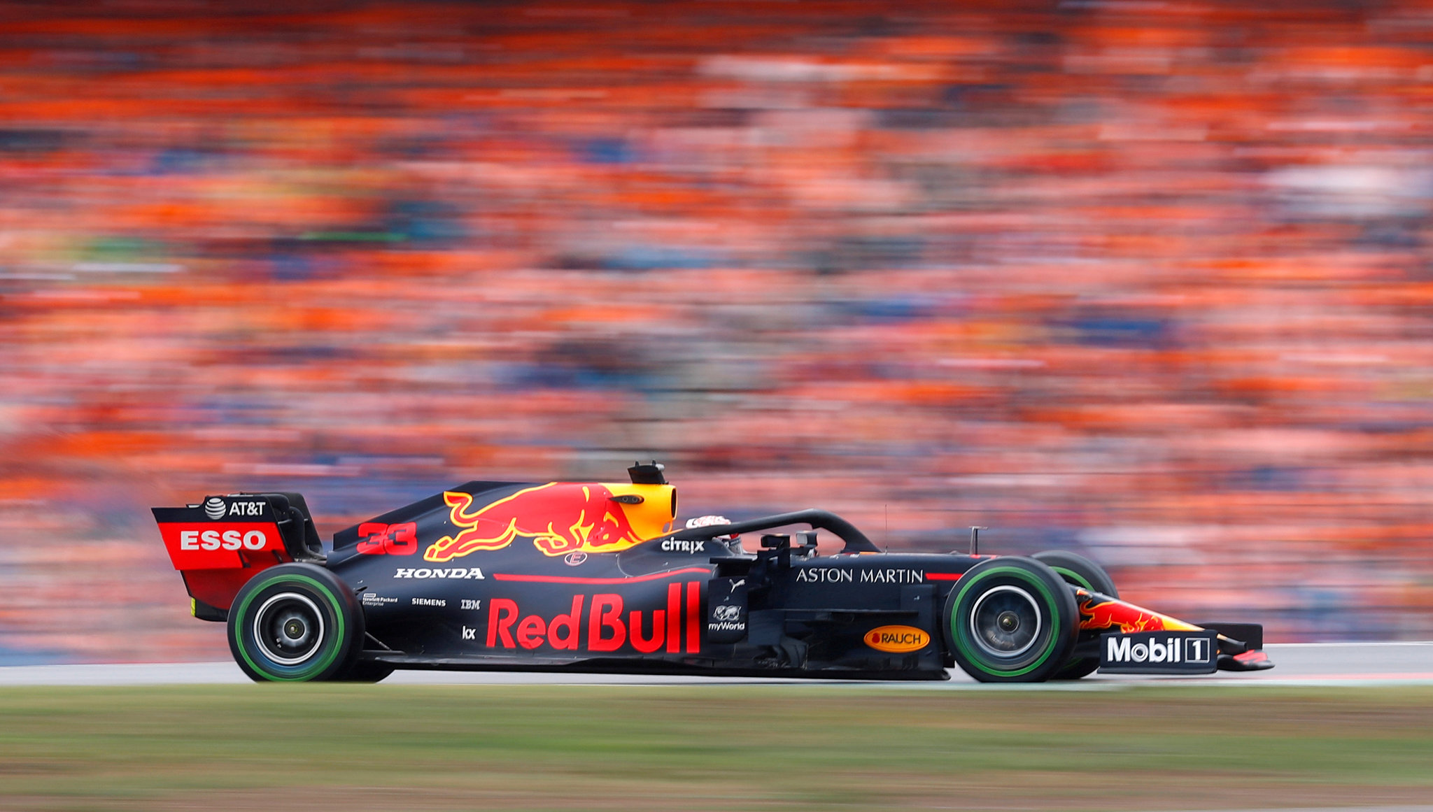 Max Verstappen au volant de sa Red Bull Racing sur un circuit de Formule 1.