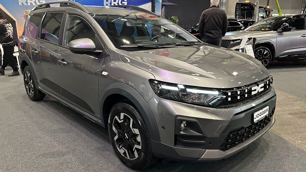 Vue extérieure de la Dacia Jogger Hybride 2026, mettant en avant ses phares affinés et sa calandre redessinée.