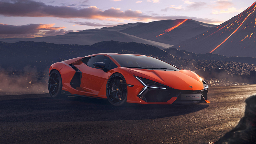 Vue extérieure d'une Lamborghini Revuelto 2024 jaune vif, mettant en avant ses lignes aérodynamiques et son allure sportive.