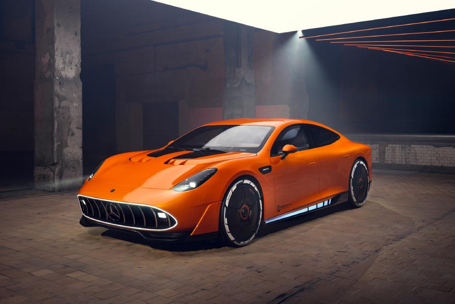 Vue extérieure du concept car Mercedes-AMG GT XX, mettant en évidence son design futuriste et ses lignes aérodynamiques.