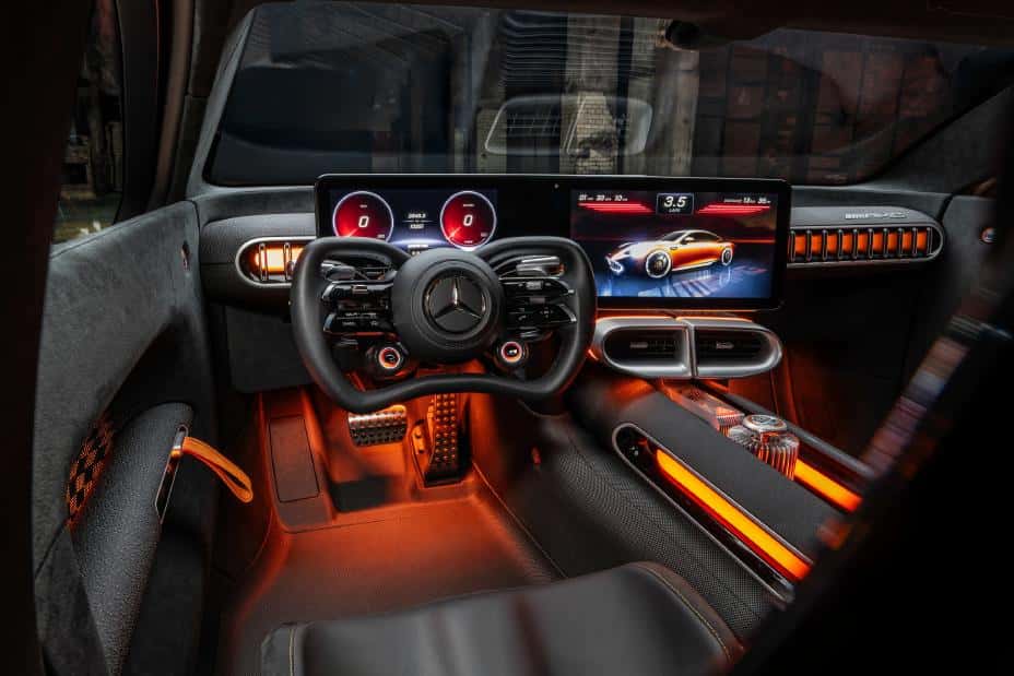 Intérieur du concept car Mercedes-AMG GT XX, présentant un tableau de bord futuriste et des commandes haute performance.