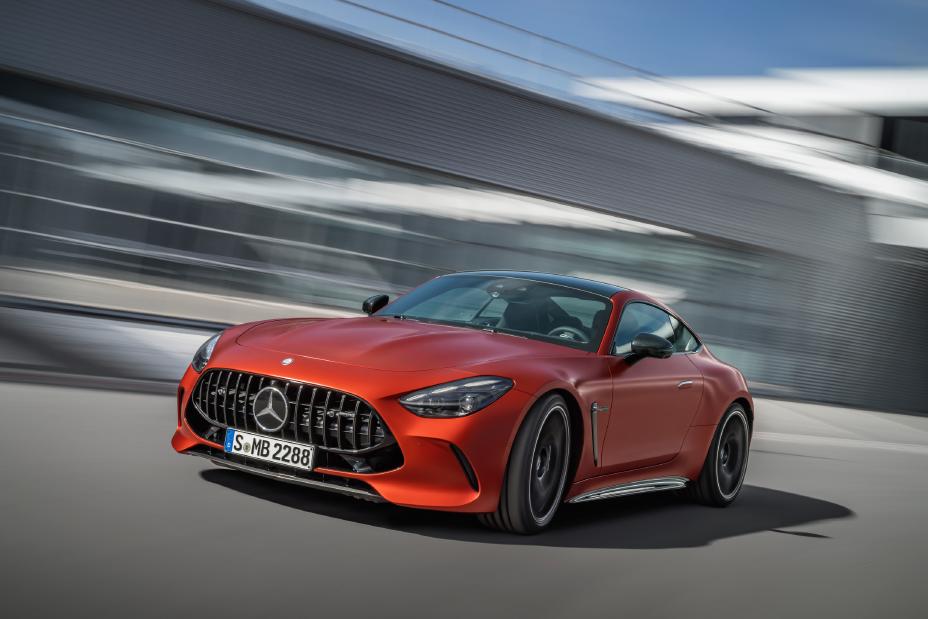 Vue extérieure dynamique de la Mercedes-AMG GT 63 S E Performance en mouvement.