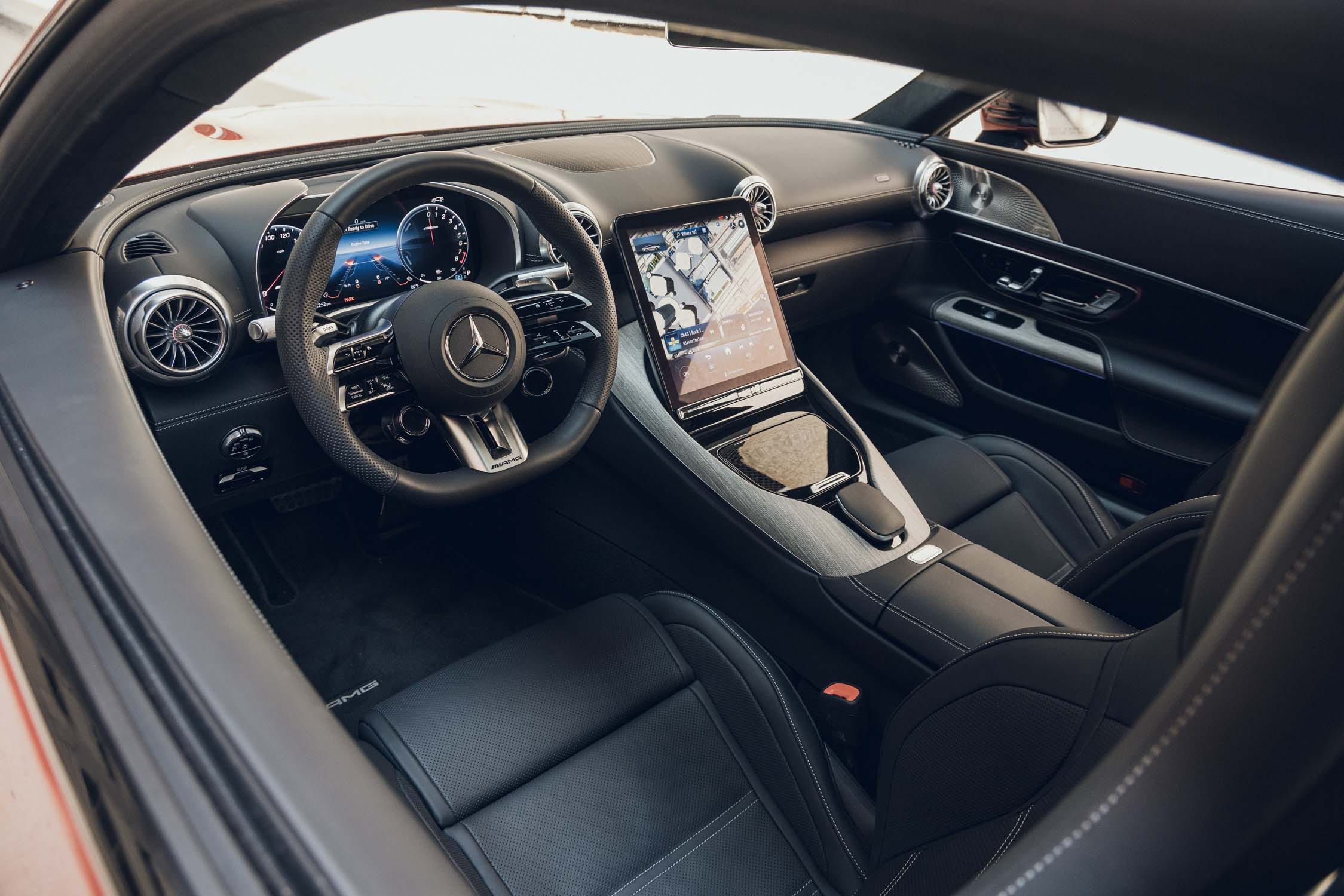Intérieur luxueux et technologique de la Mercedes-AMG GT 63 S E Performance.