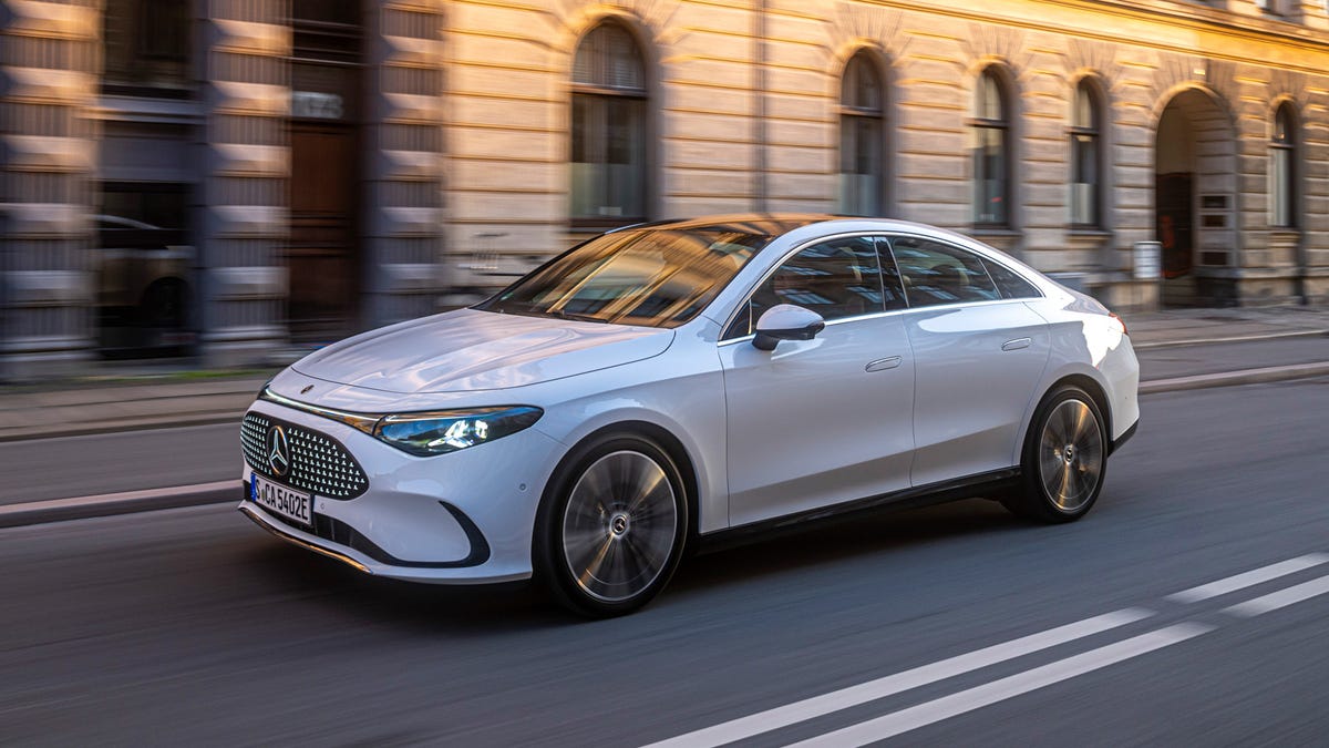 Une Mercedes-Benz CLA électrique futuriste de 2026, garée dans un environnement urbain moderne, mettant en valeur son design élégant.