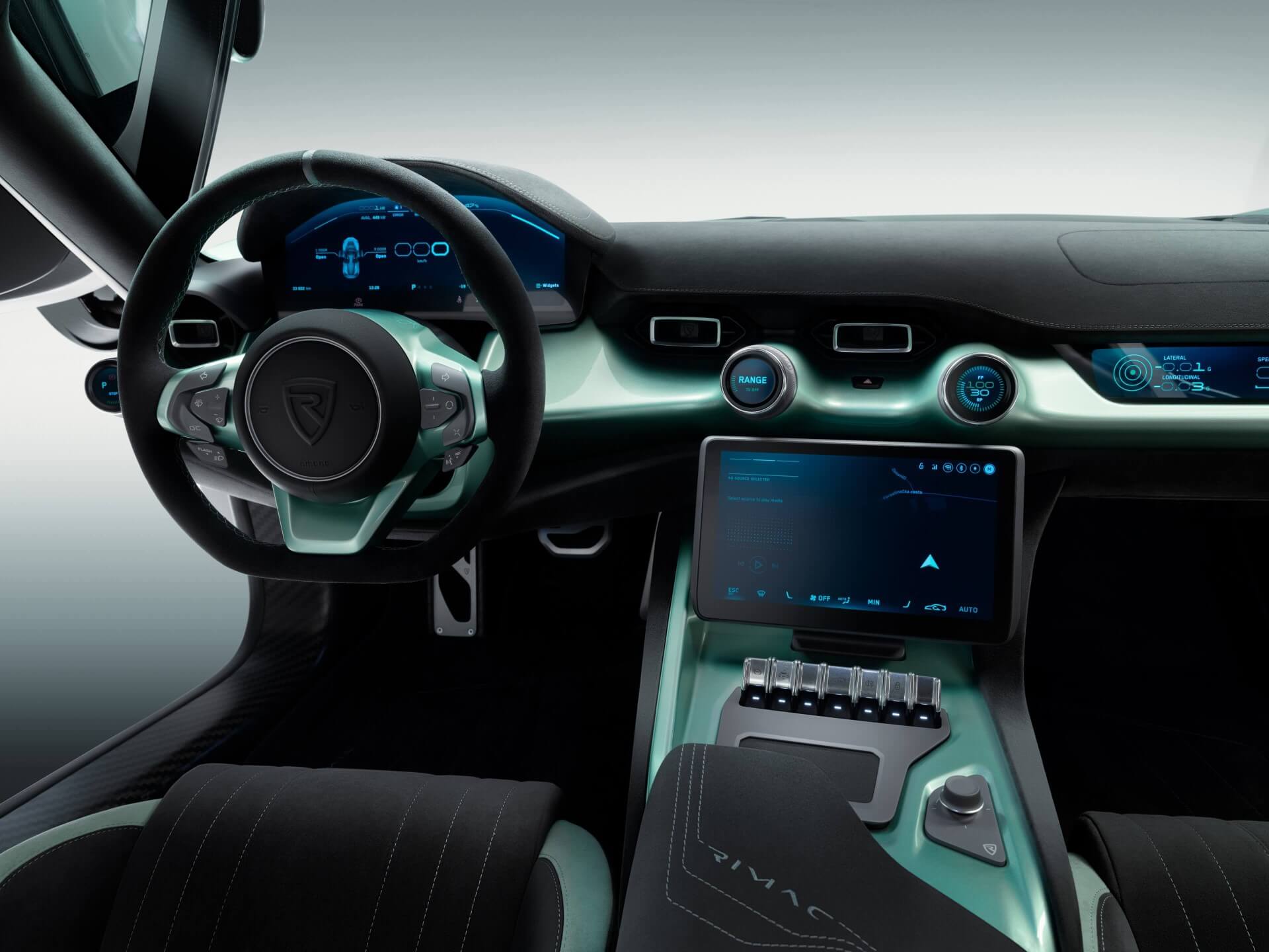 Intérieur d'une Rimac Nevera R, montrant le tableau de bord numérique, le volant de course et les sièges baquets en fibre de carbone.