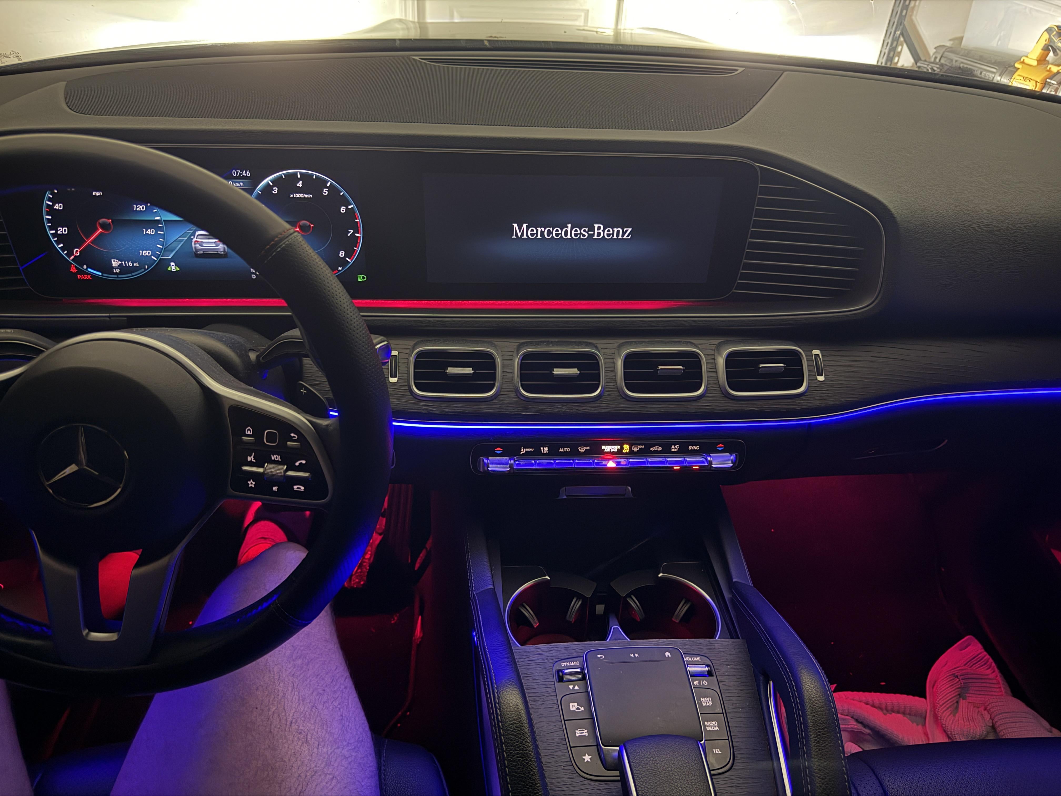 Un écran d'infodivertissement de voiture Mercedes-Benz éteint ou affichant une erreur, symbolisant le bug logiciel.