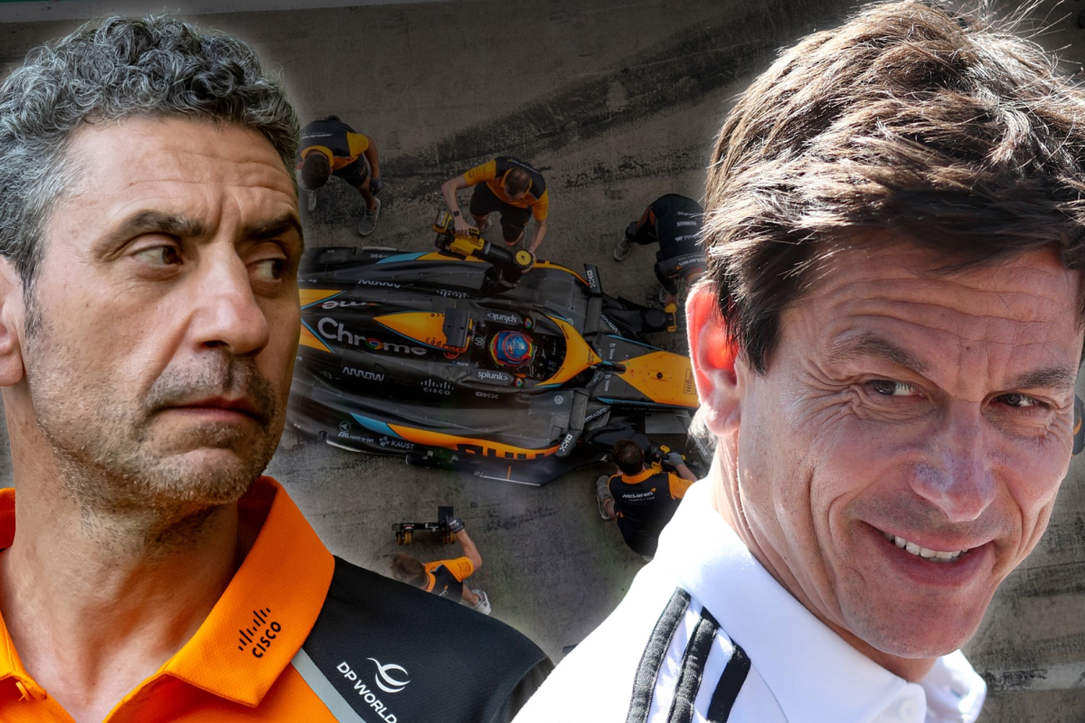 Toto Wolff, directeur de l'équipe Mercedes, et Andrea Stella, directeur de l'équipe McLaren, se regardant avec une expression sérieuse dans le paddock de la Formule 1.