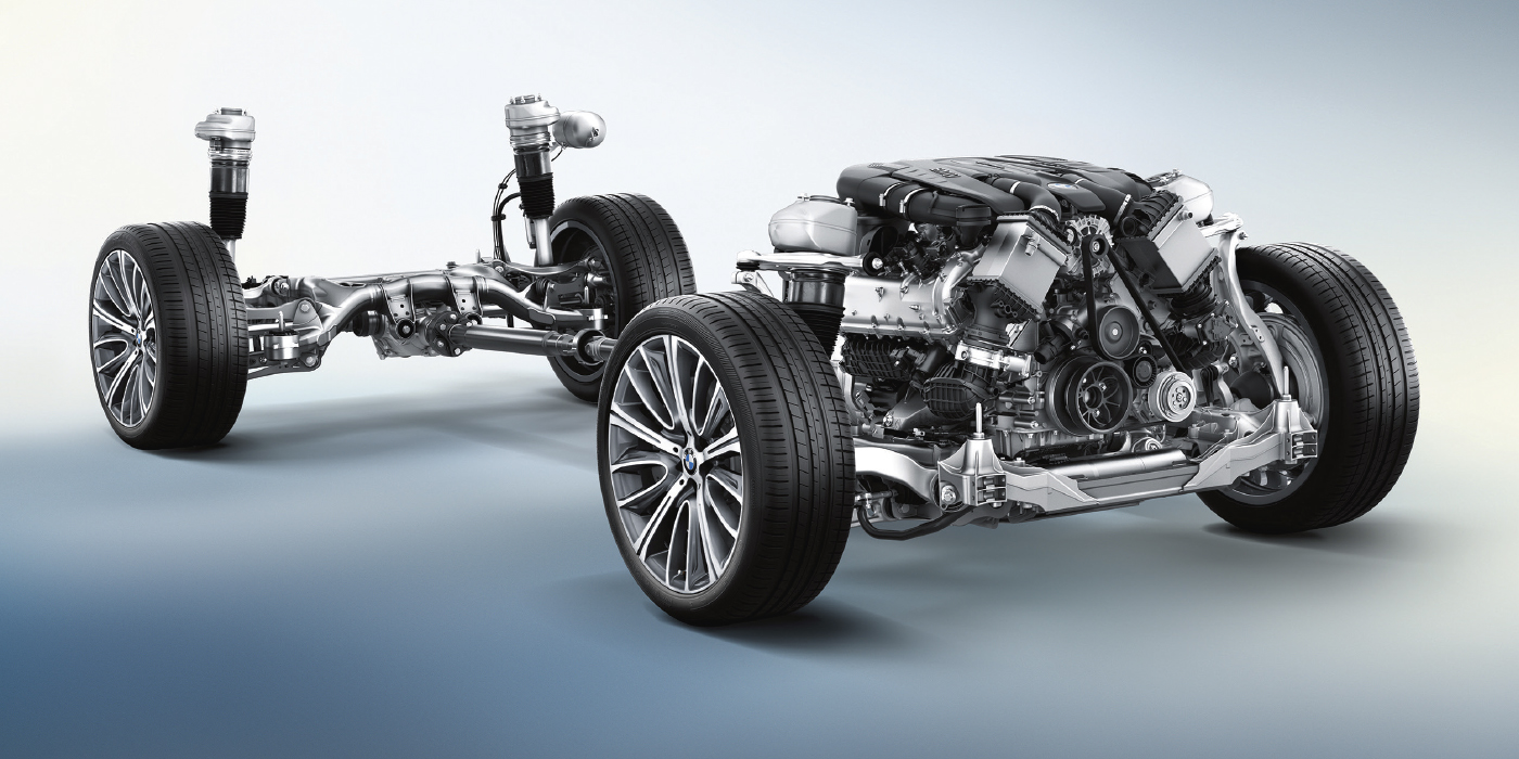 Photographie technique du dessous d'une BMW électrique, montrant les composants de la suspension et le positionnement des batteries.