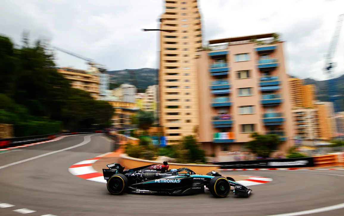 Une monoplace de Formule 1 négociant un virage serré sur le circuit urbain de Monaco.