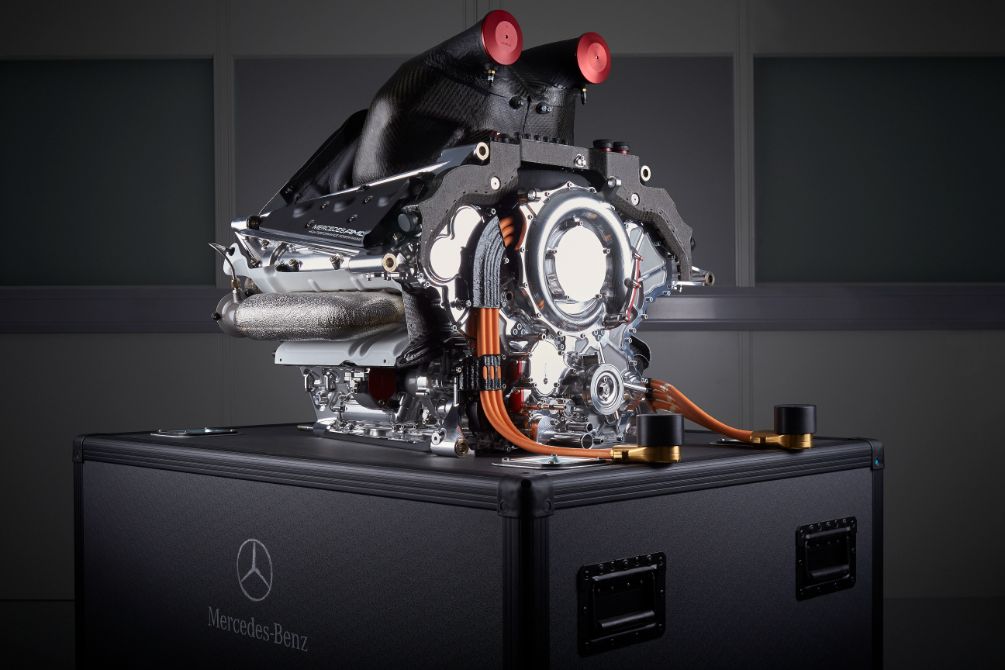 Vue rapprochée du moteur V6 hybride de la Mercedes-AMG One, montrant les composants de la technologie F1.