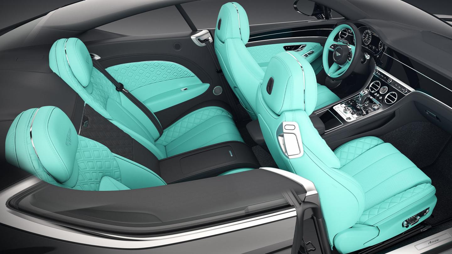Intérieur détaillé d'une Bentley Mulliner Continental GT personnalisée, mettant en valeur des matériaux luxueux et des finitions uniques.