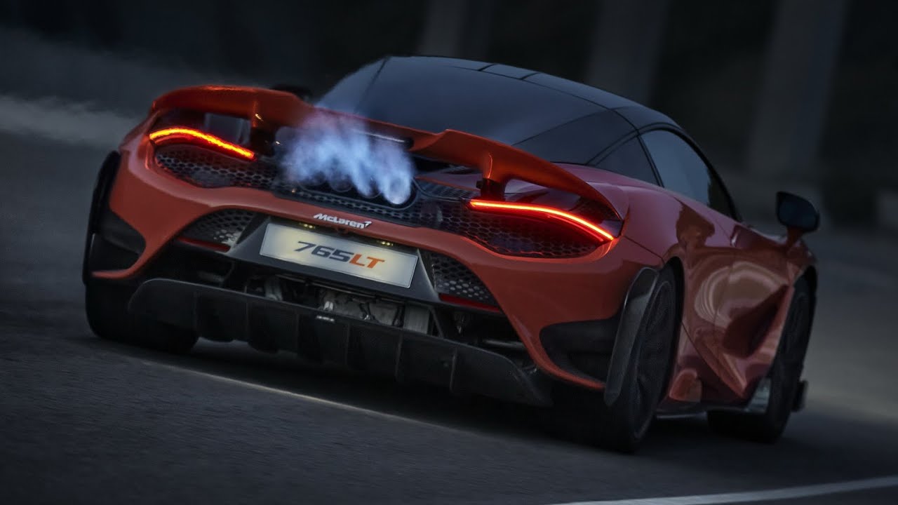 Une McLaren 765LT rouge en train de négocier un virage sur un circuit de course, montrant sa vitesse et sa maniabilité.