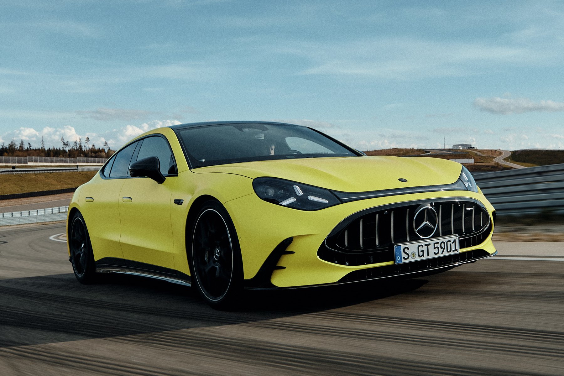 Vue latérale d'une Mercedes-AMG GT 4 portes électrique de couleur sombre, mettant en avant son design sportif et ses jantes imposantes.