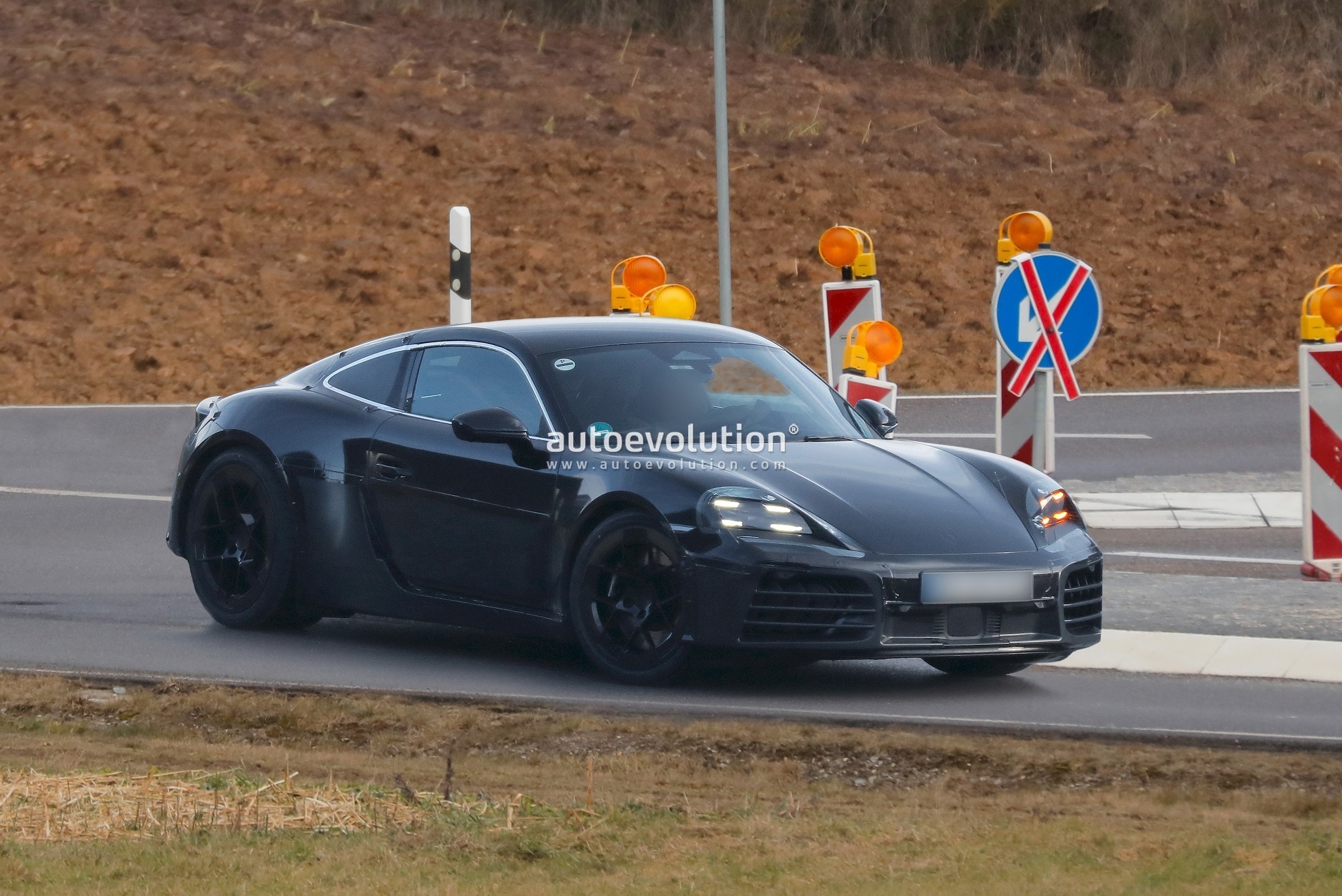 Image d'une Porsche 718 Cayman électrique de nouvelle génération en test sur piste, mettant en avant son design futuriste et ses performances.