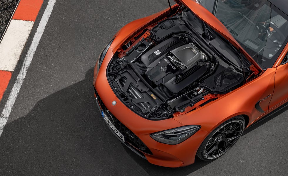 Vue rapprochée du moteur thermique puissant de la Mercedes-AMG GT, mettant en évidence ses composants haute performance.