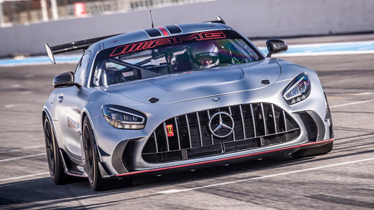 Mercedes-AMG GT roulant à grande vitesse sur un circuit de course.