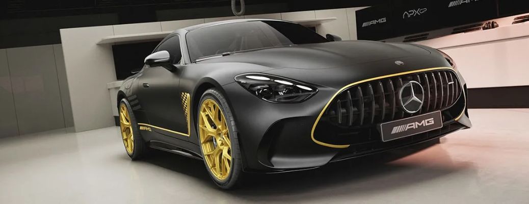 L'AMG GT 2026 en mouvement, mettant en valeur son design aérodynamique agressif et ses lignes affûtées.