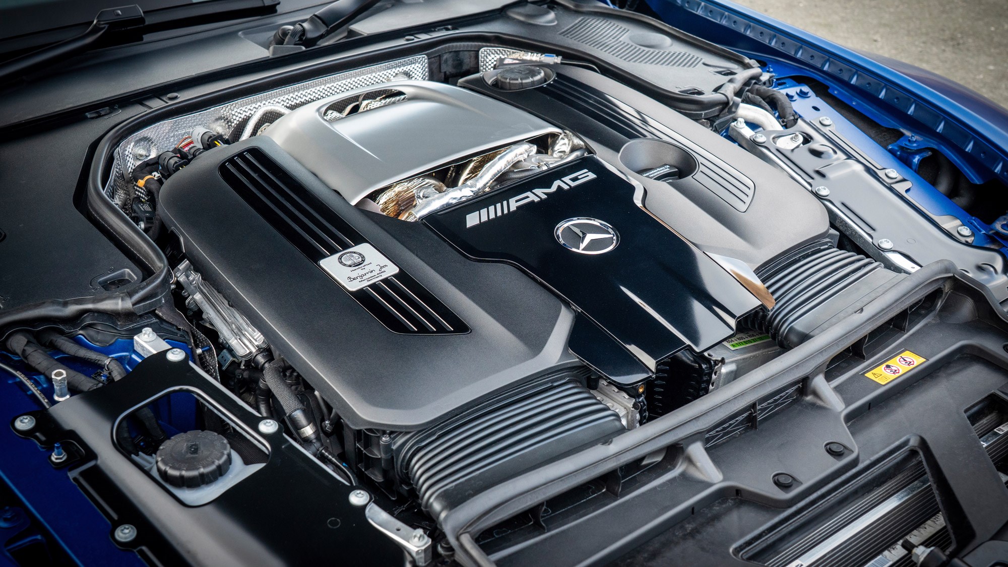 Vue détaillée du moteur hybride de l'AMG GT 2026, mettant en évidence ses composants complexes et sa technologie avancée.