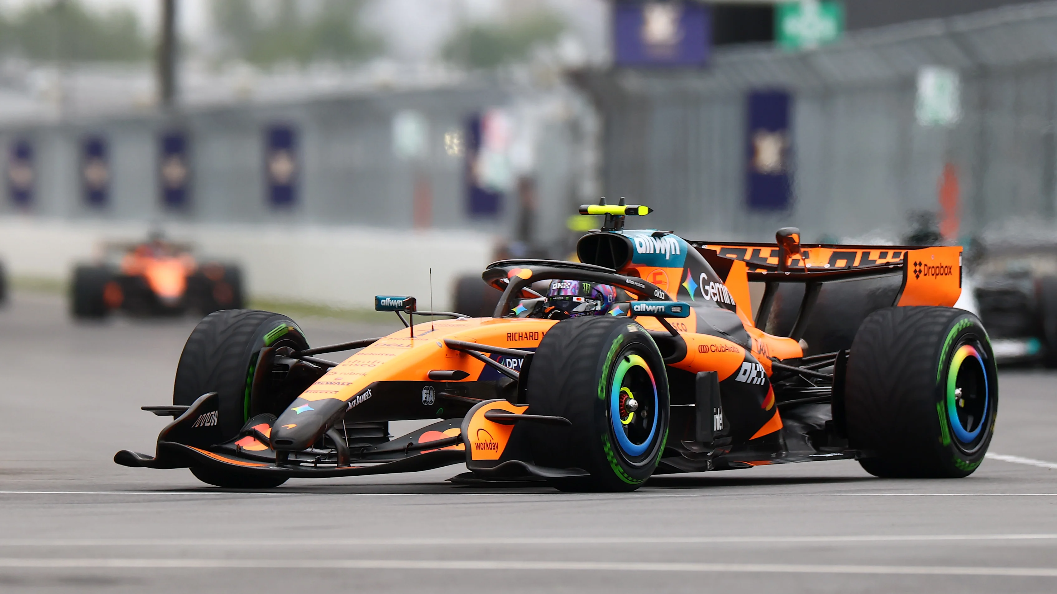 Lando Norris dans sa McLaren sur une piste mouillée avec des pneus intermédiaires au Grand Prix du Canada.