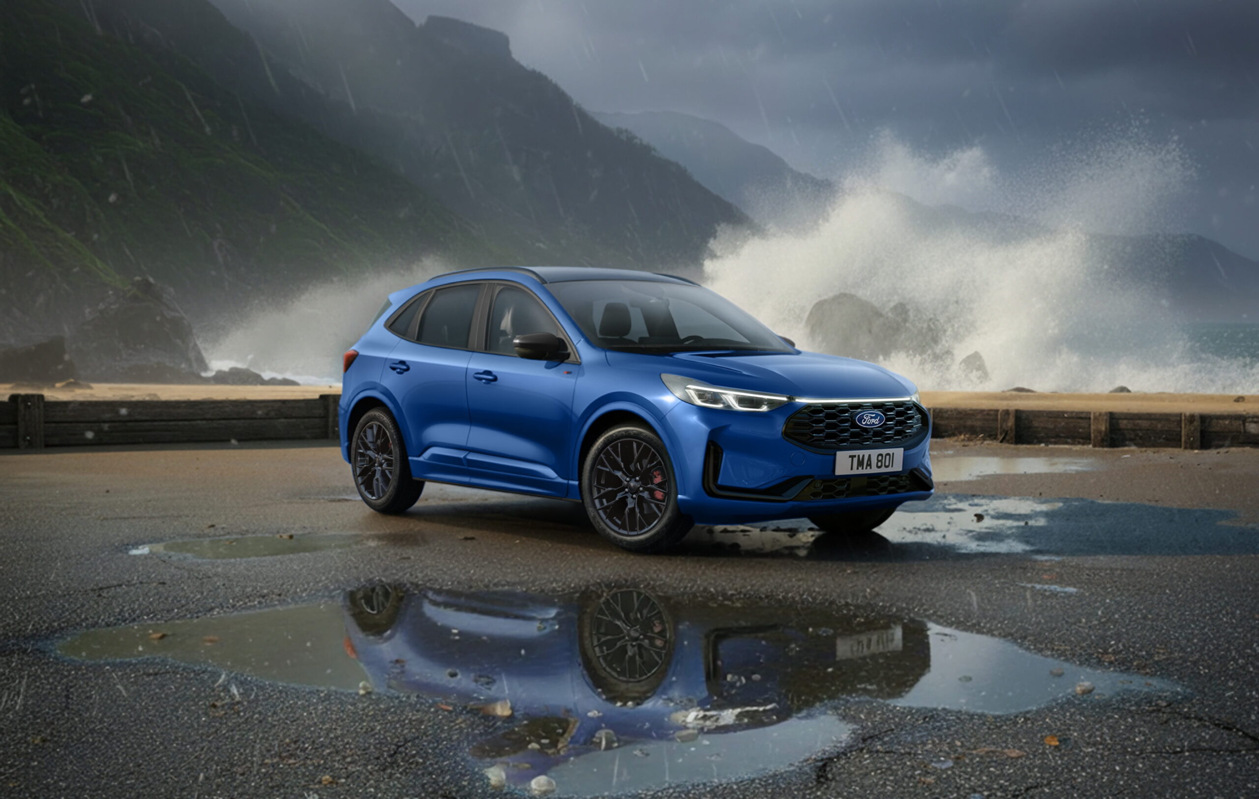 Un Ford Kuga 2026 de couleur foncée roulant sur une autoroute européenne, avec un paysage verdoyant en arrière-plan.