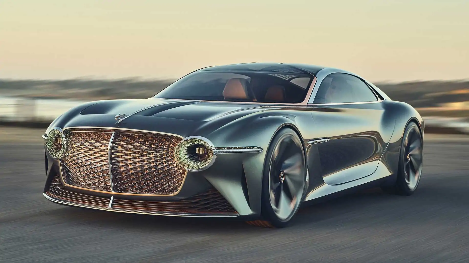 Prototype d'une voiture électrique Bentley, avec un design futuriste et des lignes élégantes.