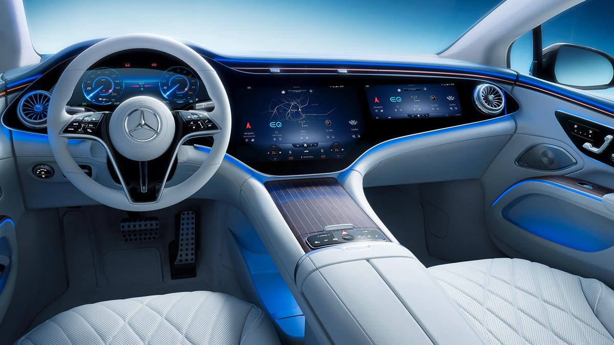L'intérieur luxueux d'une Mercedes-Benz EQS 2026, avec un grand écran Hyperscreen affichant une carte de navigation.
