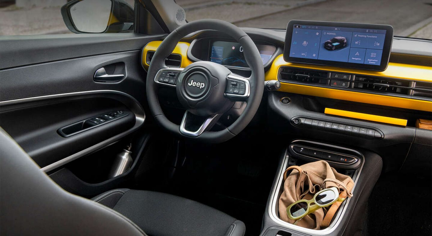Intérieur du Jeep Avenger restylé, présentant un habitacle modernisé avec un écran d'infodivertissement et des matériaux de qualité.