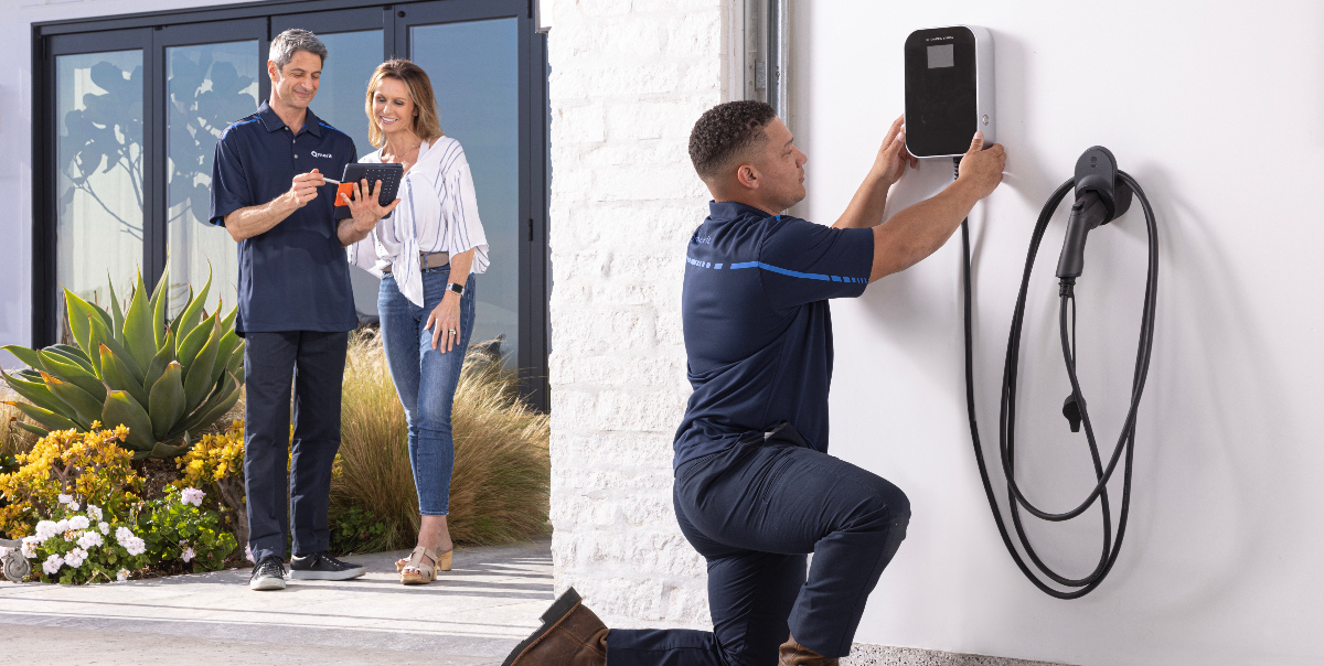 Un véhicule électrique en train de se recharger via une wallbox installée dans un garage résidentiel.