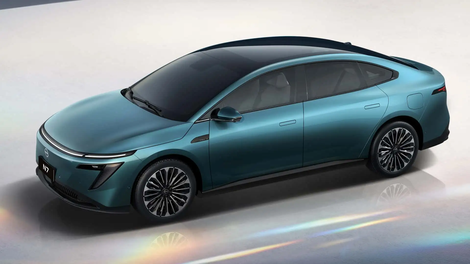 La berline électrique Nissan N7, un modèle développé en partenariat avec Dongfeng, présentée sous un angle dynamique.