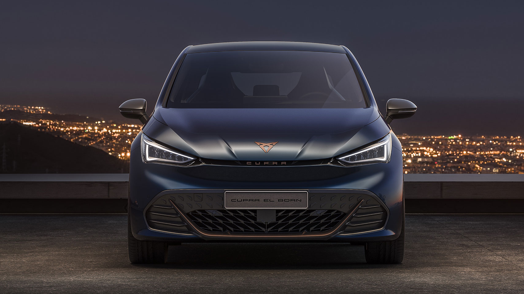 Vue de face de la Cupra Born restylée, mettant en évidence ses phares Matrix LED et son logo lumineux.