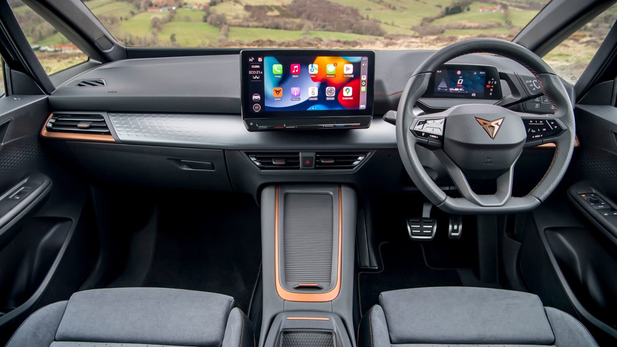 Intérieur de la Cupra Born restylée, avec un gros plan sur l'écran du système d'infodivertissement.