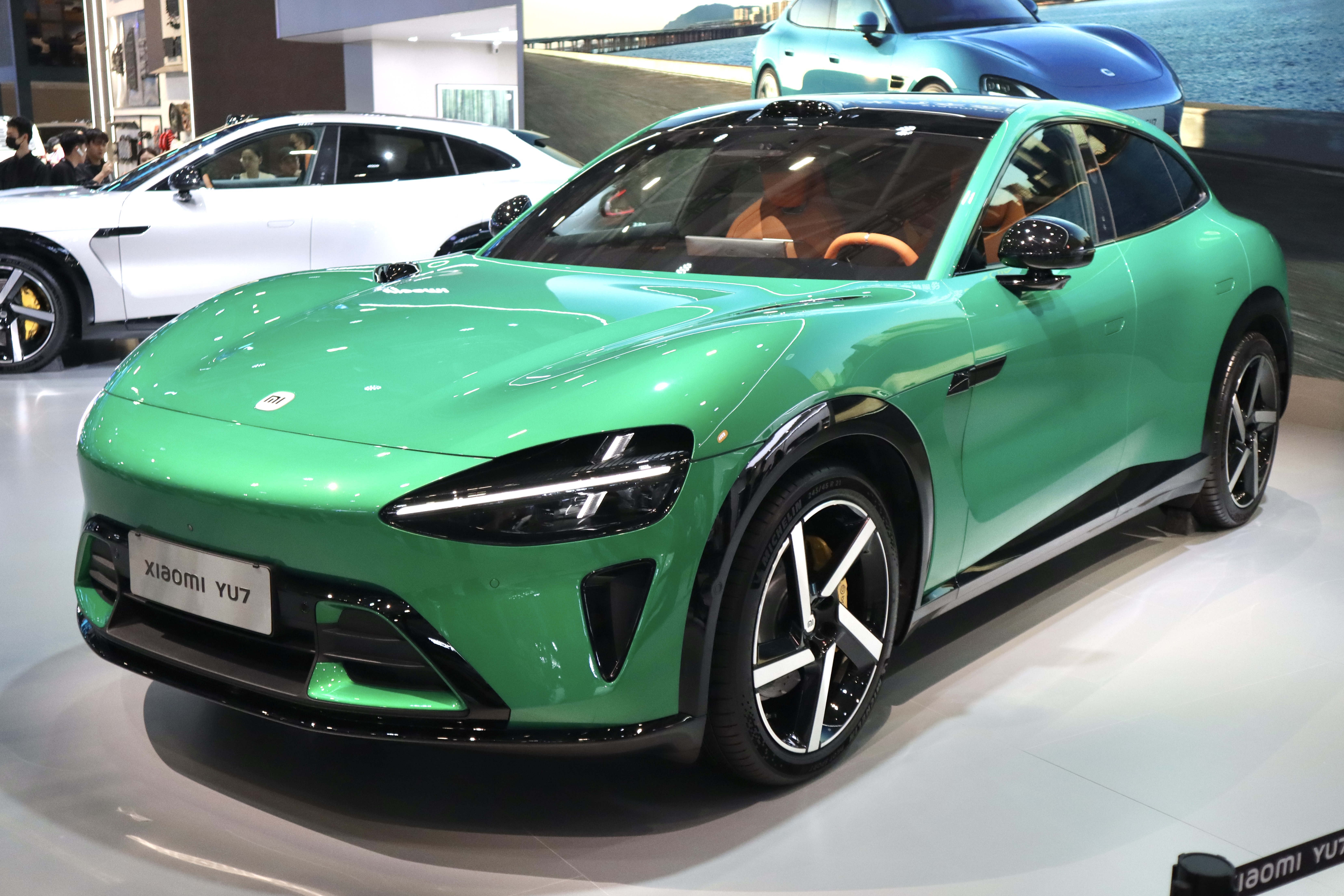 Un SUV électrique Xiaomi YU7 GT rouge sur une piste de course, avec des roues de 21 pouces et des étriers de frein rouges.