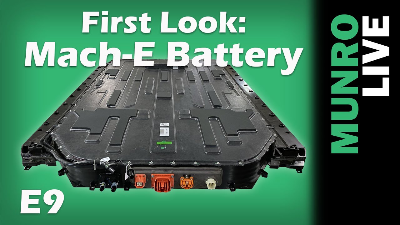 Gros plan sur le pack batterie d'une Ford Mustang Mach-E, montrant les modules et les connexions.
