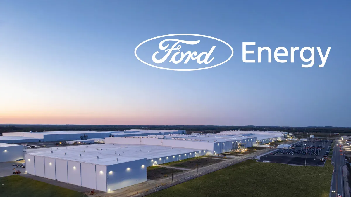 Photographie d'une usine Ford Énergie moderne et vaste, avec des unités de stockage de batteries industrielles et des éléments d'intégration d'énergie durable.