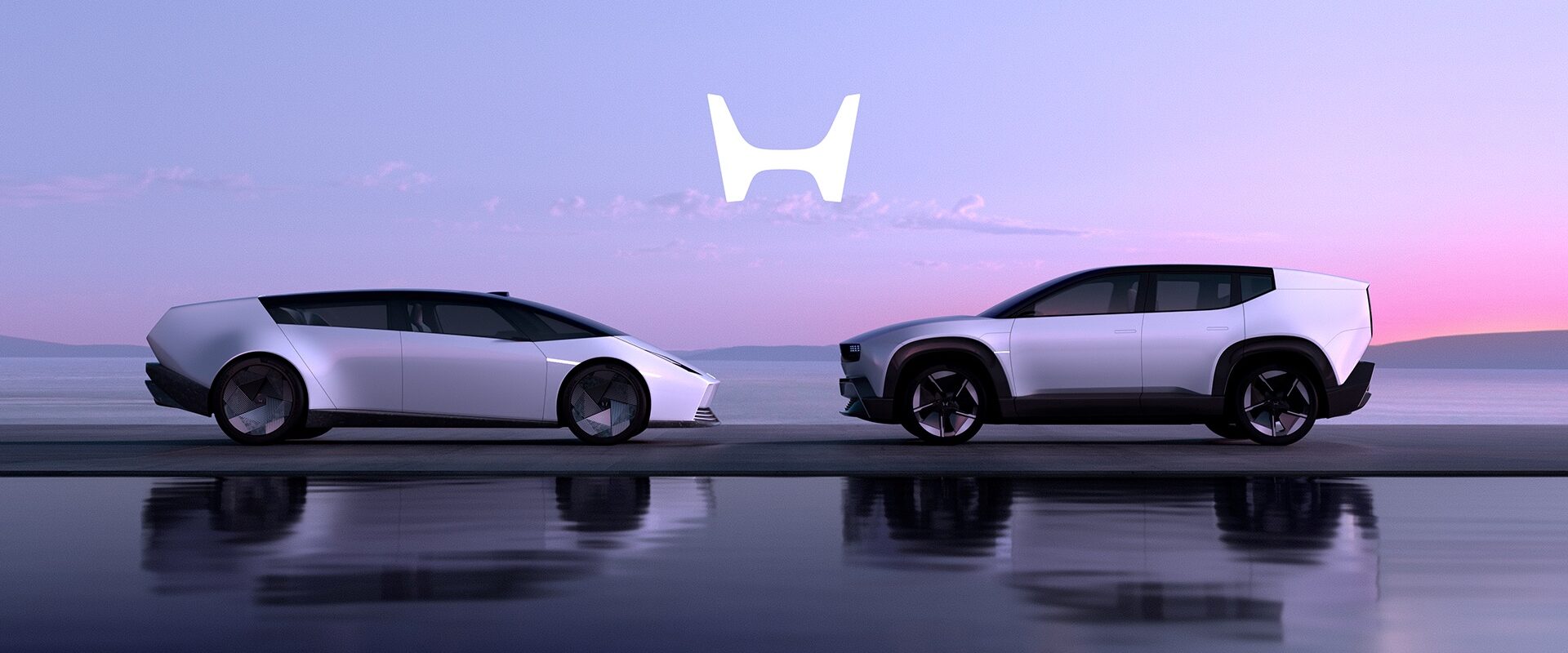 Deux concept-cars Honda 0 Series, une berline et un SUV, exposés lors d'un salon technologique, avec un design futuriste et des éclairages innovants.